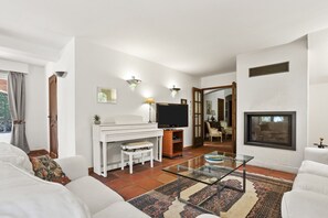 TV, fireplace - Villa 'Elisabeth' with sea view, Wi-Fi and air conditioning (Fréjus)