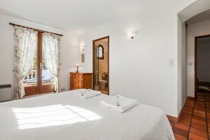 4 bedrooms, iron/ironing board, free WiFi, bed sheets - Villa 'Elisabeth' with Sea View, Wi-Fi and Air Conditioning (Fréjus)