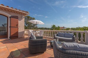 Outdoor dining - Villa 'Elisabeth' with sea view, Wi-Fi and air conditioning (Fréjus)