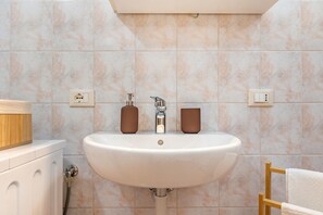 淋浴设施、吹风机、毛巾