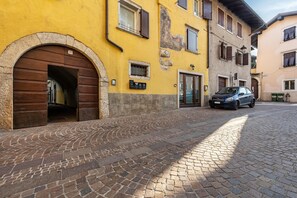 Exterior - La Casa del Gelso – Bright Attic Apartment in Mori near Lake Garda (Mori)