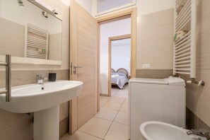 Shower, hair dryer, towels - Apartment 'A Due Passi Dal Centro Bilo' with Balcony, Wi-Fi and Air Conditioning (Otranto)