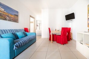 TV - Apartment 'A Due Passi Dal Centro Bilo' with Balcony, Wi-Fi and Air Conditioning (Otranto)