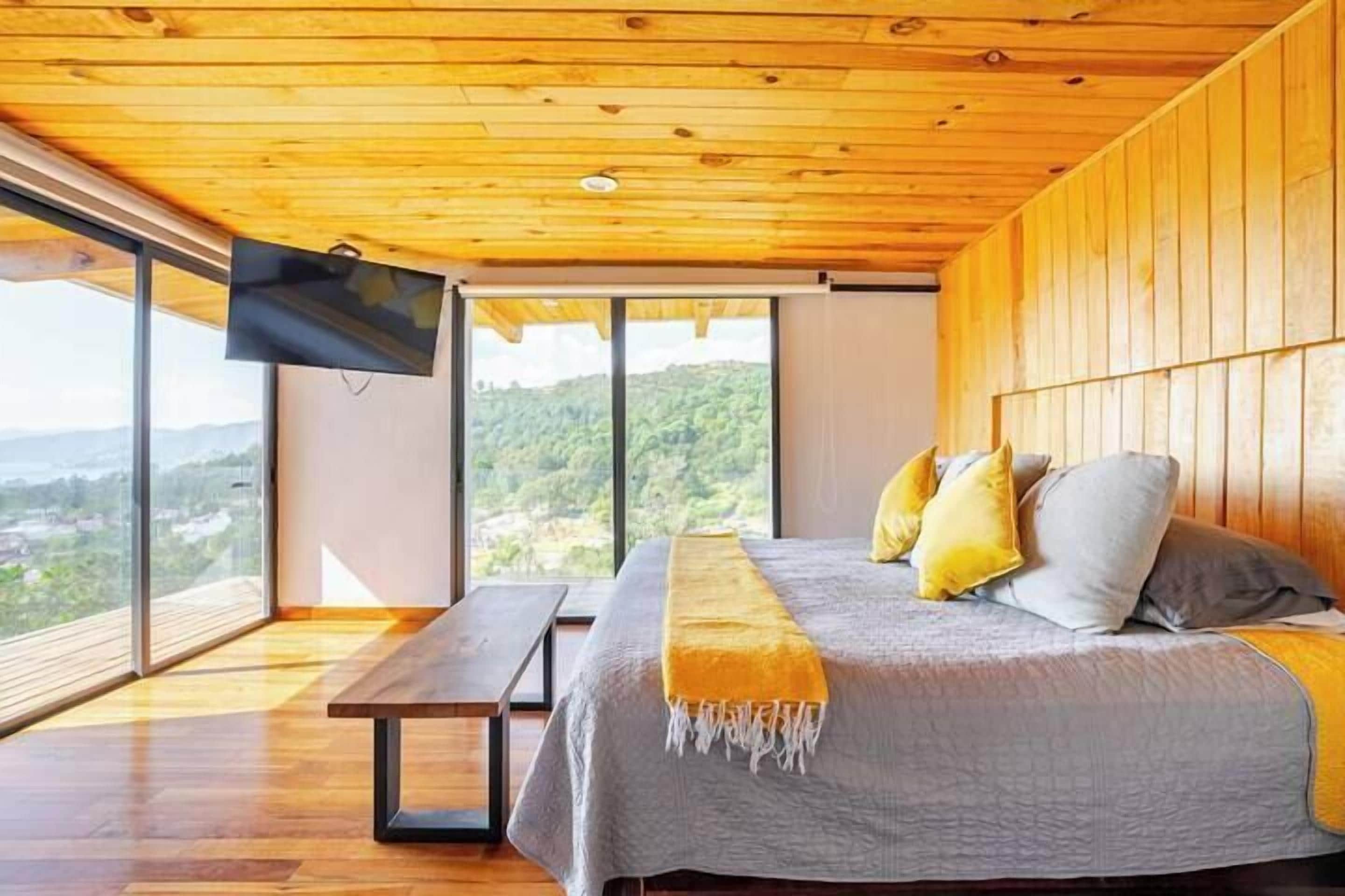 Panoramic House | 5 bedrooms, premium bedding, down duvets, Tempur-Pedic beds