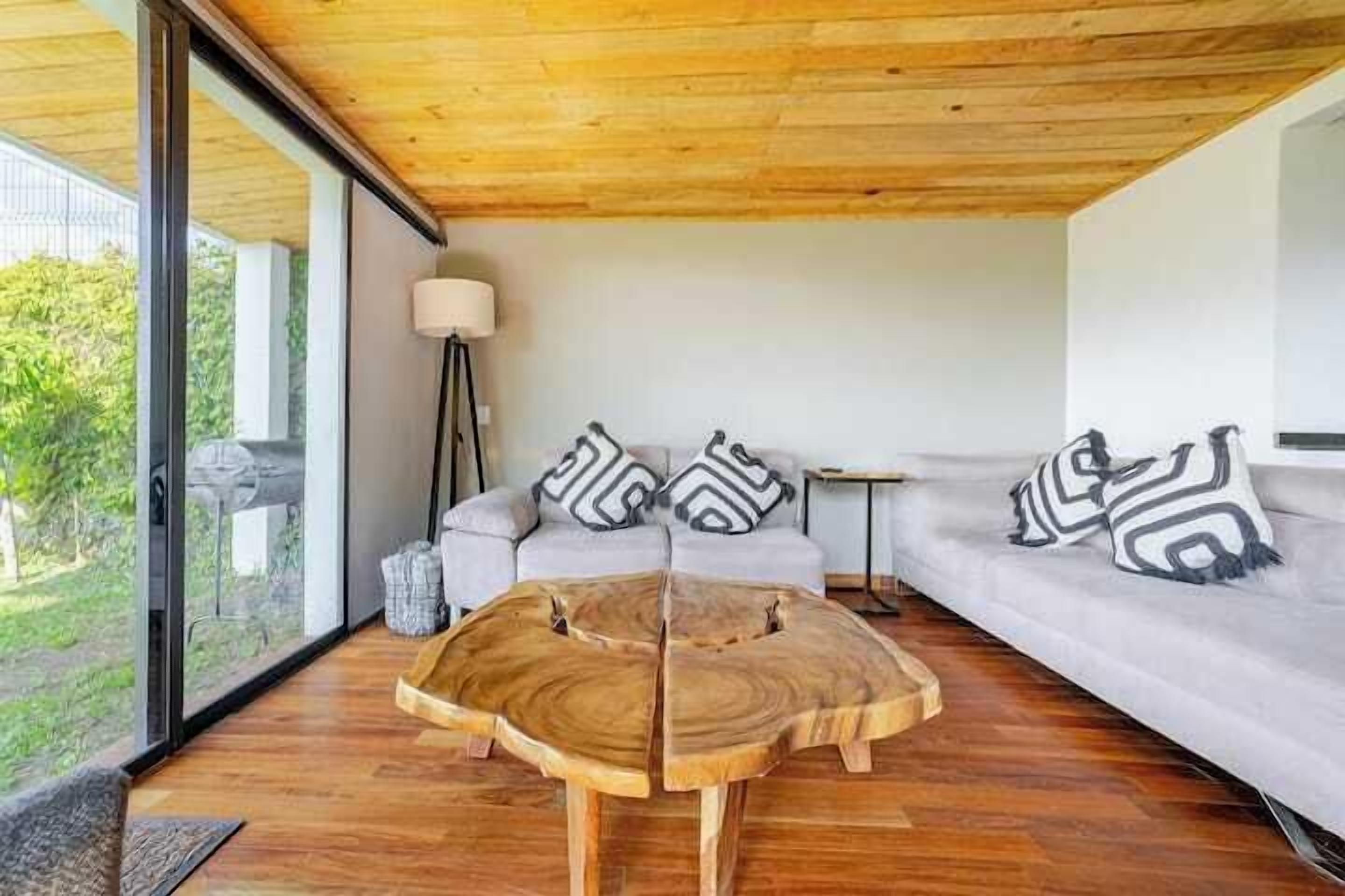 Casa panorámica | Área de sala de estar | Smart TV de 40 pulgadas con canales digitales 