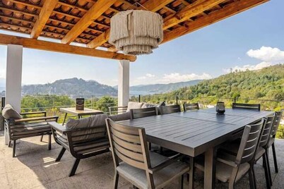 LUXO Casa Valle de Bravo con jacuzzi y espectacular Vista al Lago