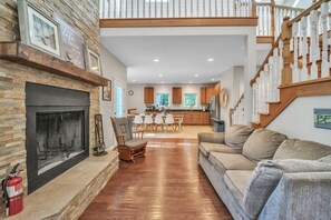 Smart TV, chimenea, videojuegos y libros 