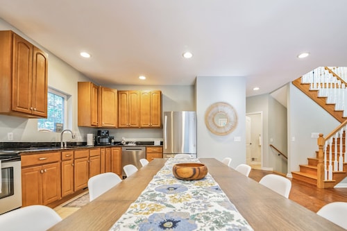 Wooded Sands: Thanksgiving Retreat – Room for Family, Food & Fun!