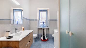 Doccia, asciugacapelli, asciugamani