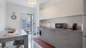 Frigorifero, microonde, forno, piano cottura