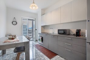 Fridge, microwave, oven, stovetop - Apartment 'Casa Rosa' with Mountain View and Balcony (Aosta)