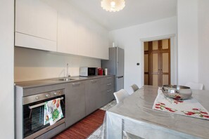 Frigorifero, microonde, forno, piano cottura