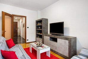 TV - Apartment 'Casa Rosa' with Mountain View and Balcony (Aosta)