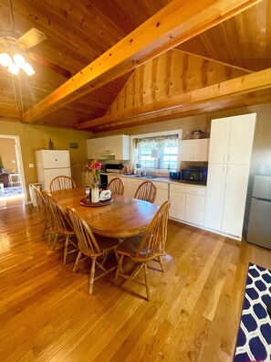 Dining - Lake House at Nolin Lake in Cub Run, KY Private Boat ramp near Mammoth Cave (Cub Run)