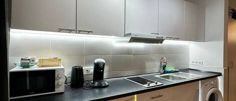 Réfrigérateur, micro-ondes, plaque de cuisson, cafetière/bouilloire