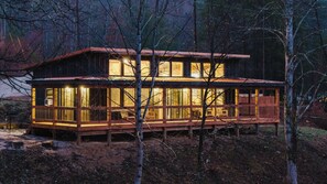 Exterior - Cozy hiker’s retreat with relaxing hot tub. (Campton)