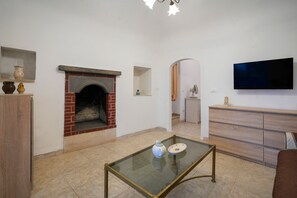 Een televisie en een open haard