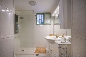 Douche, sèche-cheveux, serviettes fournies