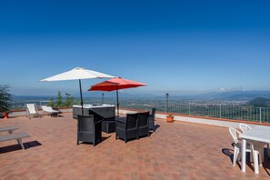 A rooftop terrace with outdoor furniture, a hot tub, and a view of the city and mountains. - Holiday Home 'Podere Calistri' with Mountain View, Wi-Fi and Air Conditioning (Larciano)