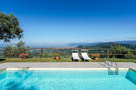 Pool. Holiday Home 'Podere Calistri' with Mountain View, Wi-Fi and Air Conditioning