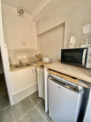 雪櫃、微波爐、爐具、咖啡機/沖茶器