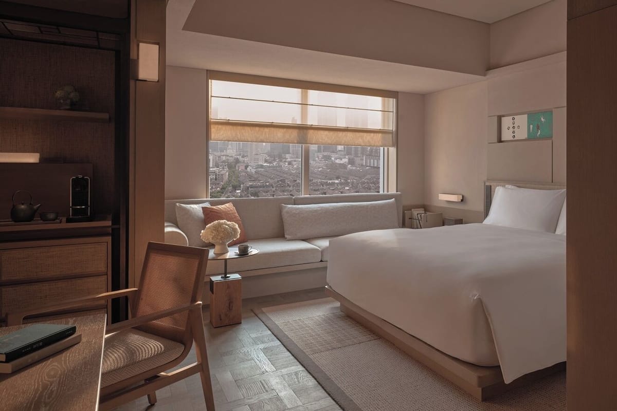 Artículos del minibar gratis y caja de seguridad en la habitación