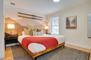 4 bedrooms, desk, iron/ironing board, free WiFi - Luxe Mountain Escape ~ Sauna ~ Hot Tub ~ Pool Table ~Arcade Games~ Massage Chair (Bartlett)