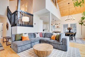 Smart TV, fireplace, video games - Luxe Mountain Escape ~ Sauna ~ Hot Tub ~ Pool Table ~Arcade Games~ Massage Chair (Bartlett)