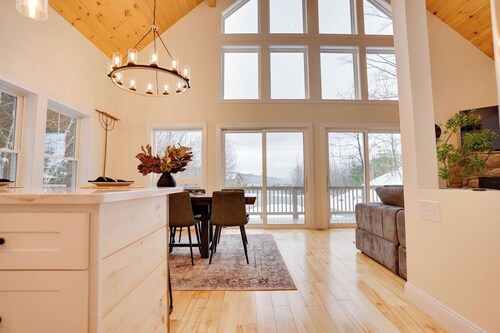 Luxe Mountain Escape ~ Sauna ~ Hot Tub ~ Pool Table ~Arcade Games~ Massage Chair