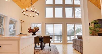 Luxe Mountain Escape ~ Sauna ~ Hot Tub ~ Pool Table ~Arcade Games~ Massage Chair