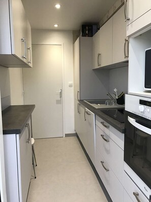 Réfrigérateur, micro-ondes, four, lave-vaisselle