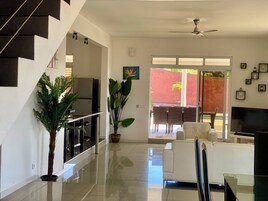 别墅, 环礁湖景观 | 起居区 | 平板电视