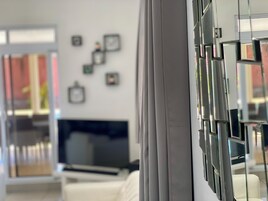 别墅, 环礁湖景观 | 起居区 | 平板电视