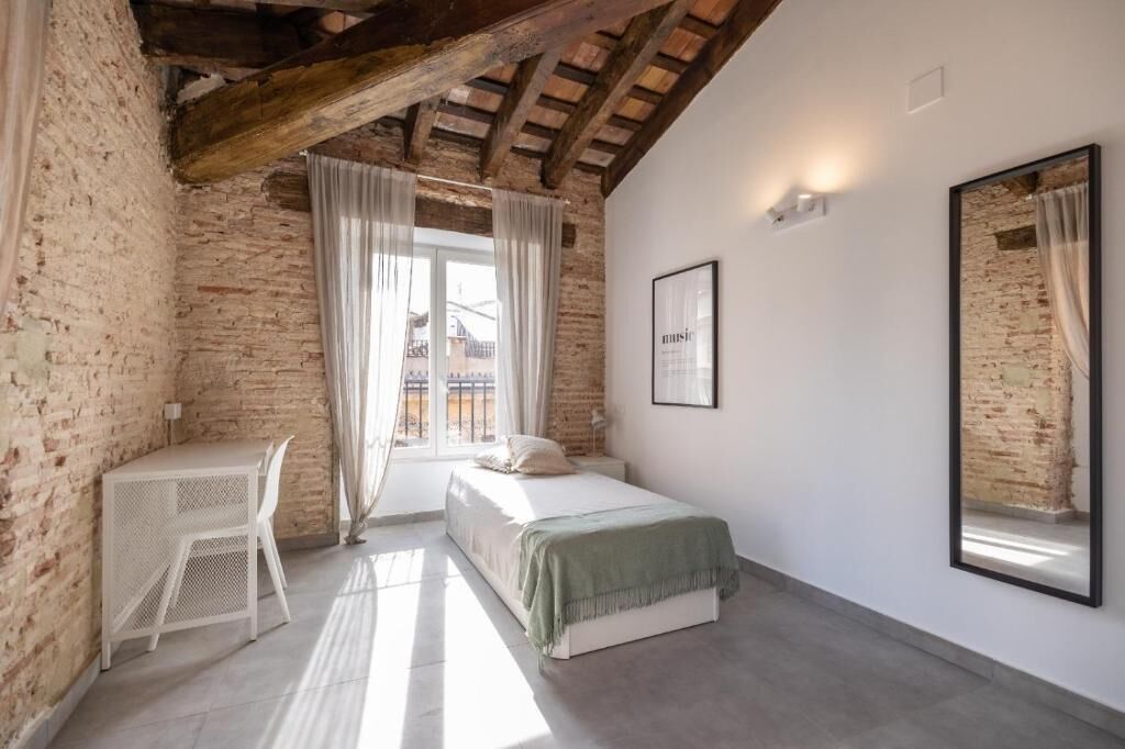 Habitación individual superior, vistas a la ciudad | Escritorio, sistema de insonorización, wifi gratis