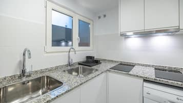 Full-size fridge, microwave, oven, stovetop
