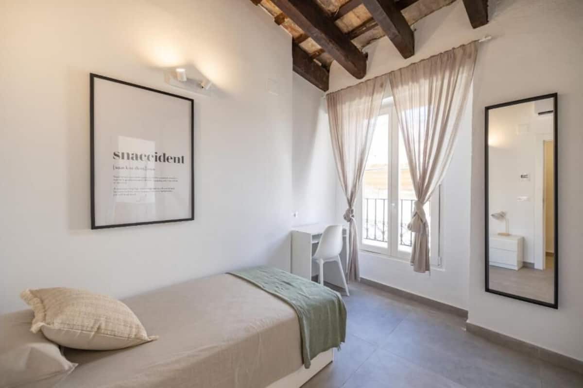 Standard Single Room, City View | Desk, soundproofing, free WiFi