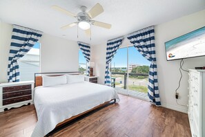 8 bedrooms, iron/ironing board, free WiFi, bed sheets - DOG FRIENDLY, 8 BEDROOM DUPLEX, PRIVATE POOL (Gulf Shores)