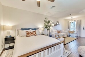 1 bedroom, iron/ironing board, WiFi, bed sheets - Cozy Condo in Historic Hyde Park (Austin)