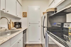 Private kitchen - Cozy Condo in Historic Hyde Park (Austin)