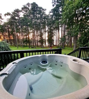 Outdoor spa tub - The Knotty Pine on Lake O the Pines Waterfront (Jefferson)