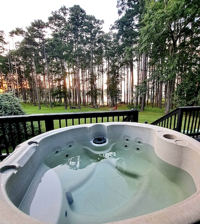 Outdoor spa tub. The Knotty Pine on Lake O the Pines Waterfront