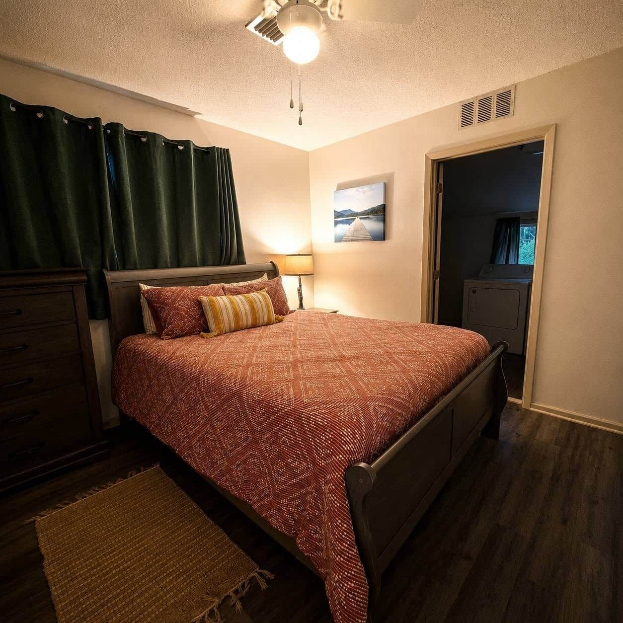 2 slaapkamers, een strijkplank/strijkijzer, gratis wifi, beddengoed