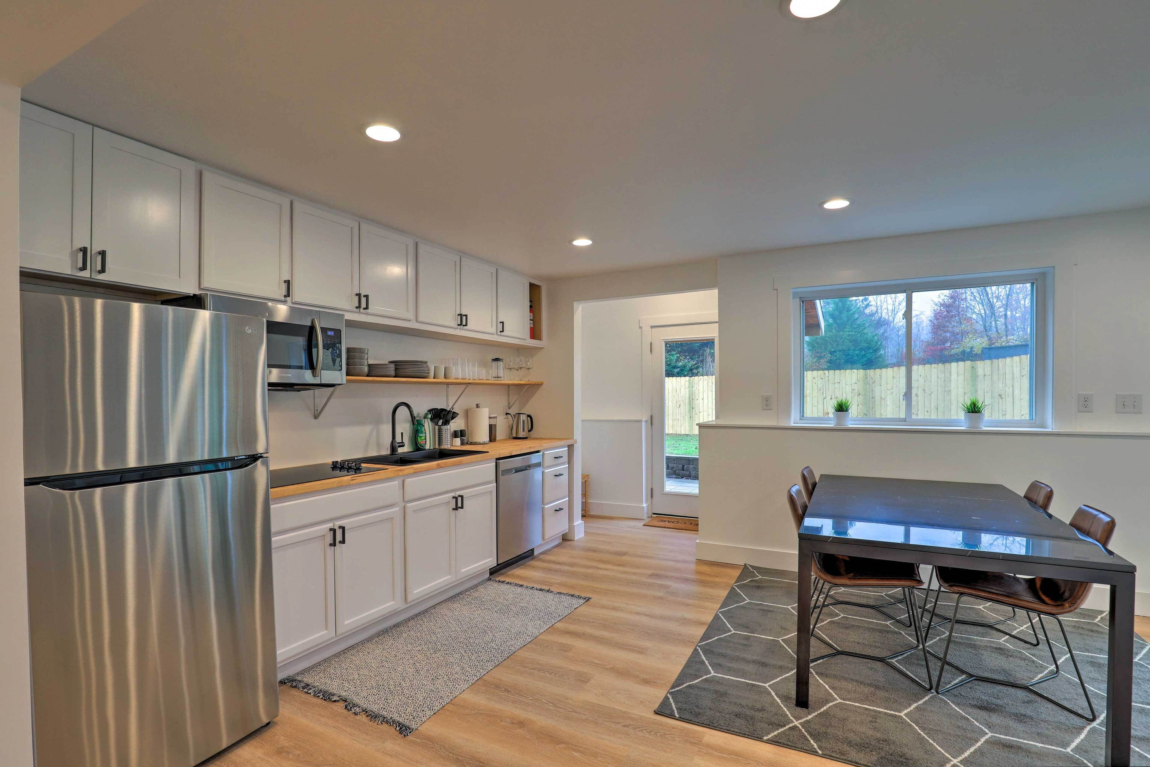 Private Basement Apartment - Black Mountain 