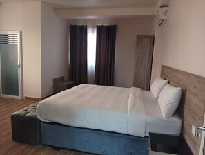 高档床上用品、迷你吧、办公桌、笔记本电脑工作区