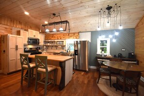 Fridge, microwave, oven, stovetop - Cozy cabin, 1.5 miles to downtown McCaysville; shops/restaurants & Toccoa River (Blue Ridge)