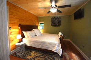 1 bedroom, iron/ironing board, WiFi, bed sheets - Cozy cabin, 1.5 miles to downtown McCaysville; shops/restaurants & Toccoa River (Blue Ridge)