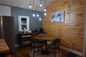 Dining - Cozy cabin, 1.5 miles to downtown McCaysville; shops/restaurants & Toccoa River (Blue Ridge)