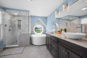 Shower, towels - Slow M'Ocean – A Fresh Take on Cape Calm (Chatham)
