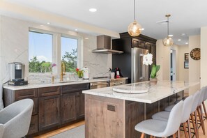 Fridge, microwave, oven, stovetop - Slow M'Ocean – A Fresh Take on Cape Calm (Chatham)