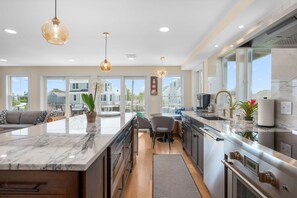 Fridge, microwave, oven, stovetop - Slow M'Ocean – A Fresh Take on Cape Calm (Chatham)